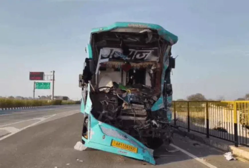 कोटा-झालावाड़ हाईवे पर भीषण हादसा: तेज रफ्तार निजी बस ने सरसों से लदे ट्रक को पीछे से मारी जोरदार टक्कर, कंडक्टर समेत 7 यात्री घायल; ड्राइवर फरार