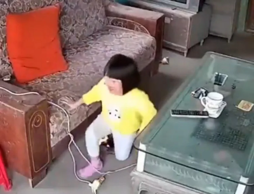 भयानक वायरल वीडियो: सोफे पर फोन देख रही छोटी बच्ची के चेहरे पर अचानक फट गया मोबाइल! चीन की घटना ने मचाया हड़कंप, बाल-बाल बची जान – सेफ्टी टिप्स जारी