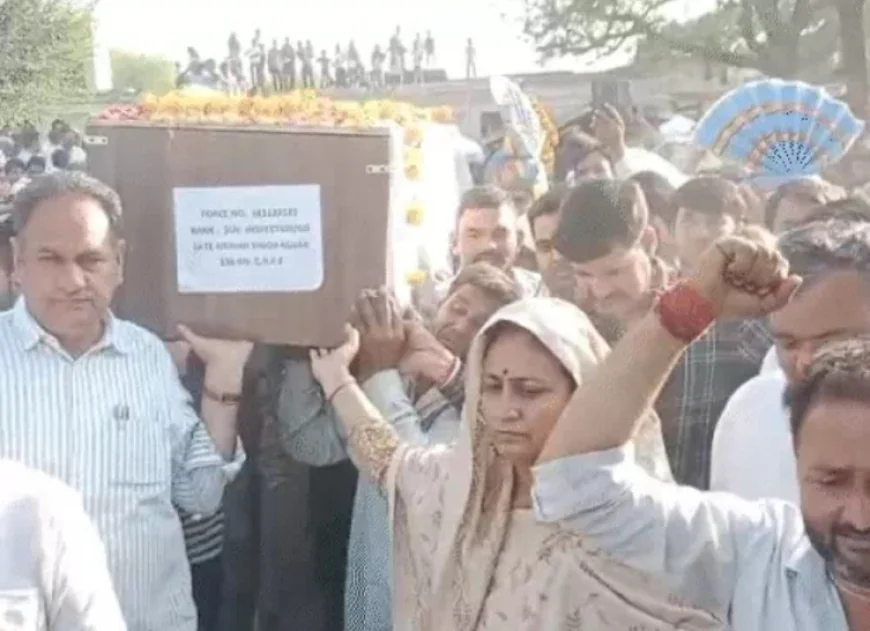 CRPF सब-इंस्पेक्टर मोहर सिंह गुर्जर का छत्तीसगढ़ में हार्ट अटैक से निधन: पत्नी बेसुध, 4 किमी तक तिरंगा यात्रा के साथ दी गई भावभीनी विदाई