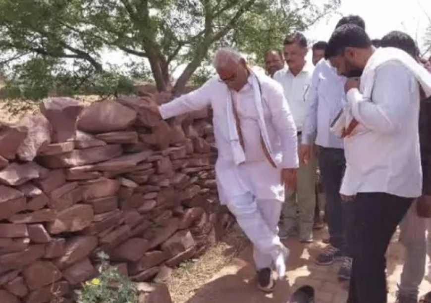 पदयात्रा में शिक्षा मंत्री मदन दिलावर के पैर में चुभा बबूल का कांटा, बोले— राजनीति फूलों की सेज नहीं जमीन पर बैठकर सुनी लोगों की समस्याएं!