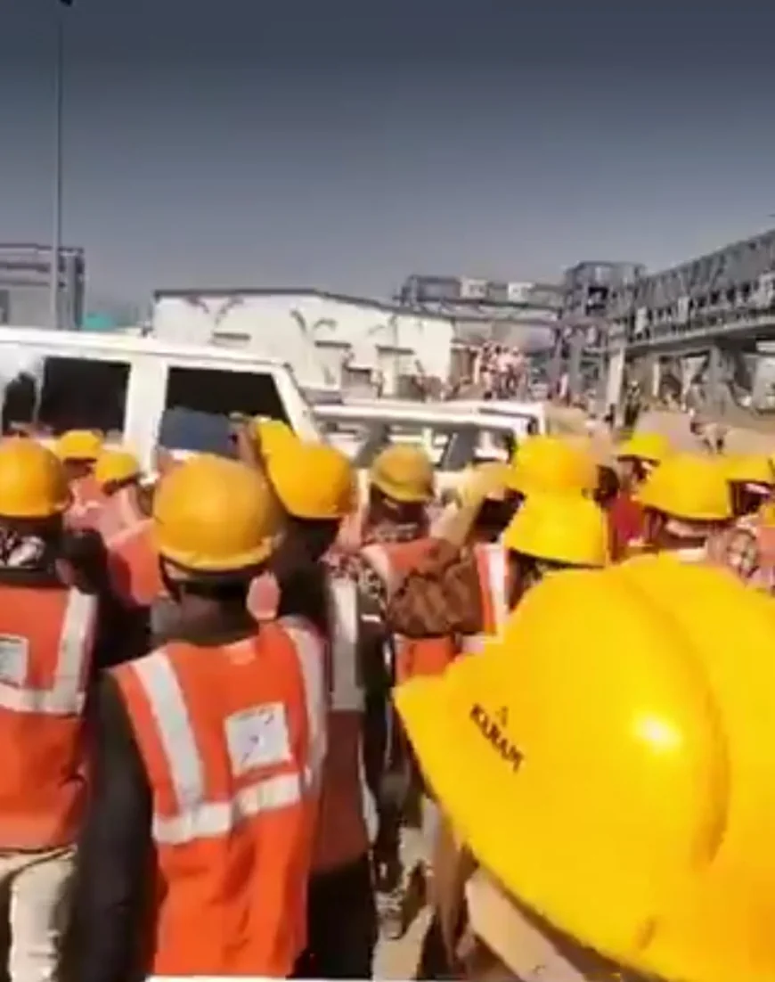 अडानी सिंघरौली पावर प्लांट में मजदूर की मौत पर हिंसक बवाल: 12 गाड़ियां पलटीं, ठेकेदार ऑफिस में आग, पुलिस जिप्सी क्षतिग्रस्त – 5 घंटे तक मचा हंगामा