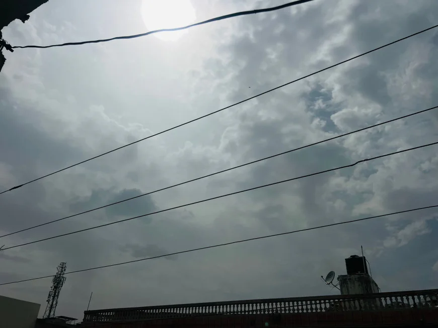 बाड़मेर में मौसम का अचानक बदलाव: तापमान 40 डिग्री से घटकर 28 डिग्री पर, शहरवासियों को मिली राहत लेकिन ग्रामीण इलाकों में चिंता