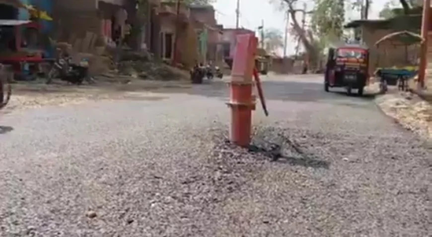 मिर्जापुर में विकास की बड़ी लापरवाही: सड़क के बीचों-बीच छोड़ा हैंडपंप, हादसे का बढ़ा खतरा