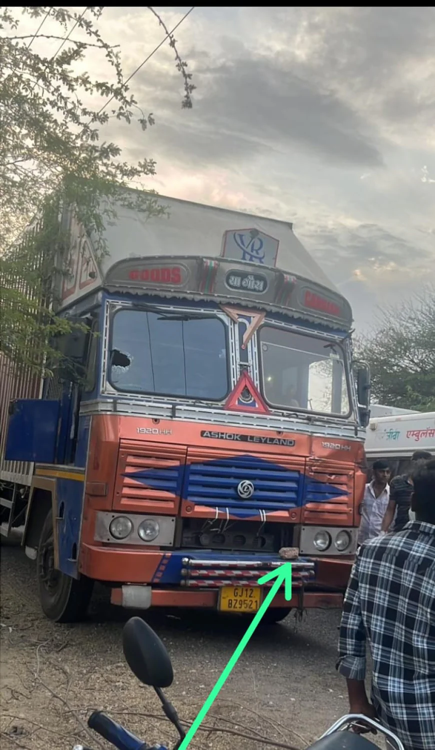 ट्रक ड्राइवर की पत्थर मारकर हत्या, अभी तक शव पड़ा है गाड़ी में, बाइक सवार दो युवकों का सीसीटीवी फुटेज आया सामने