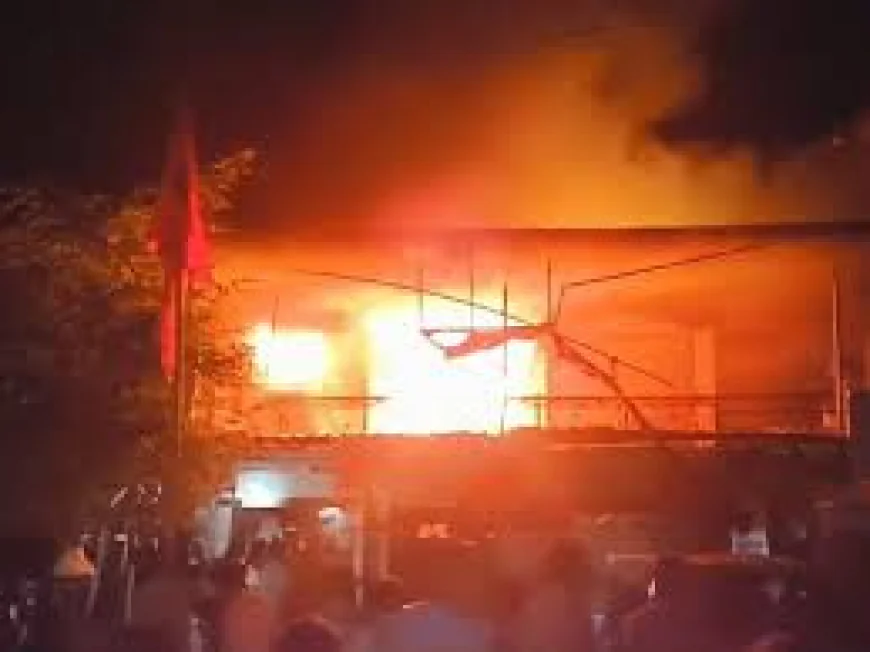 बाड़मेर में शोरूम में भीषण आग: 3 घंटे देरी से पहुंची फायर ब्रिगेड, 10 बच्चों को सुरक्षित निकाला