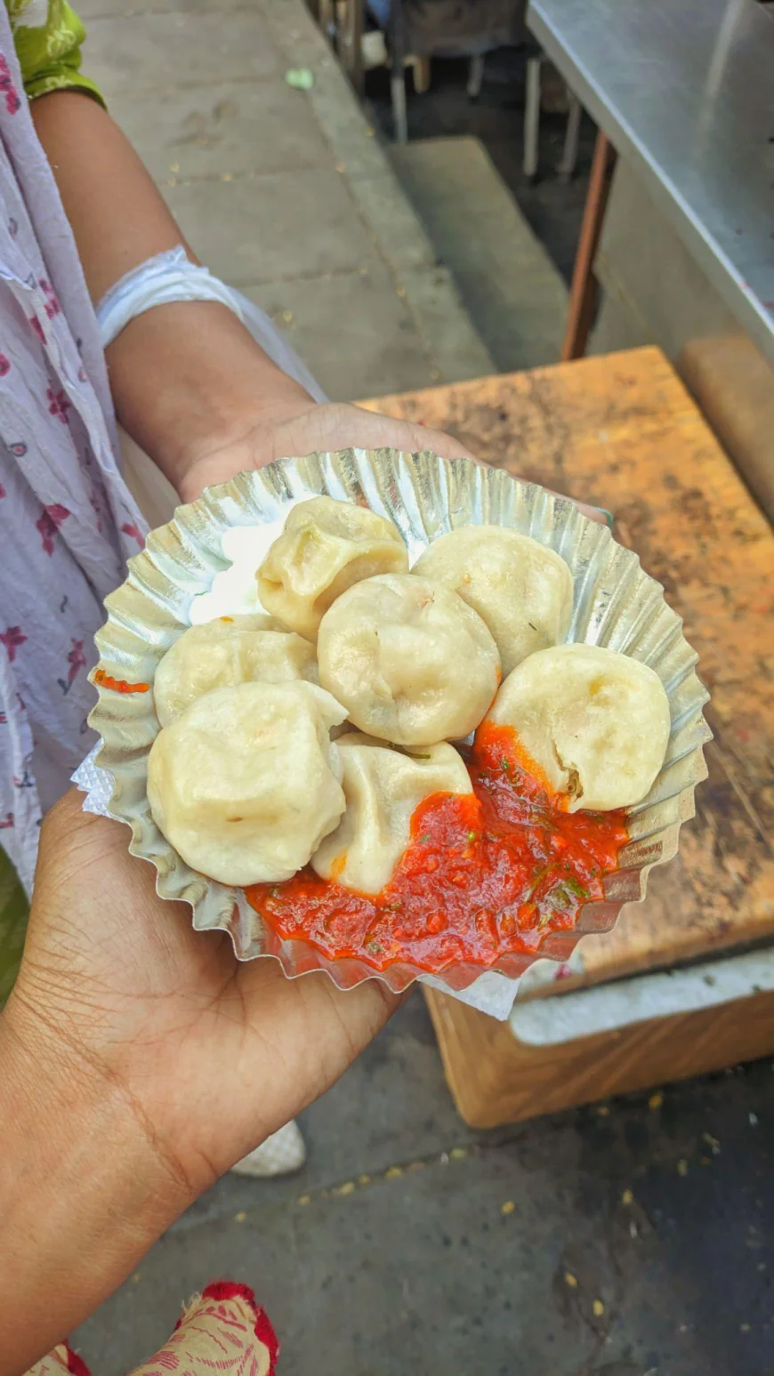 नोएडा में मोमोज खाने से 10 लोग बीमार: एक ही परिवार के 9 सदस्य अस्पताल पहुंचे, फूड पॉइजनिंग का मामला