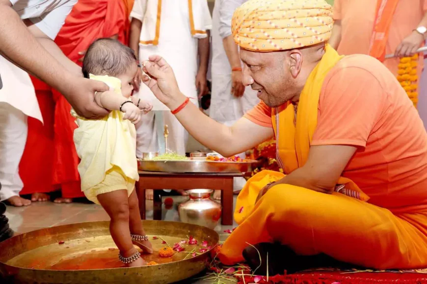 गोरखपुर में कन्या पूजन के दौरान नन्ही बच्ची ने CM योगी को दिया ‘बुल्डोजर’ गिफ्ट, मासूमियत पर मुस्कुराए बाबा