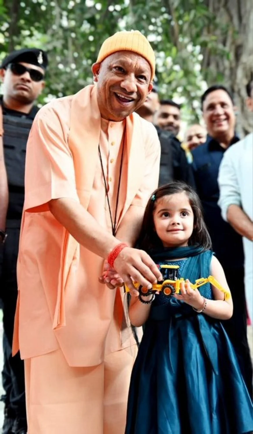 गोरखपुर में कन्या पूजन के दौरान नन्ही बच्ची ने CM योगी को दिया ‘बुल्डोजर’ गिफ्ट, मासूमियत पर मुस्कुराए बाबा