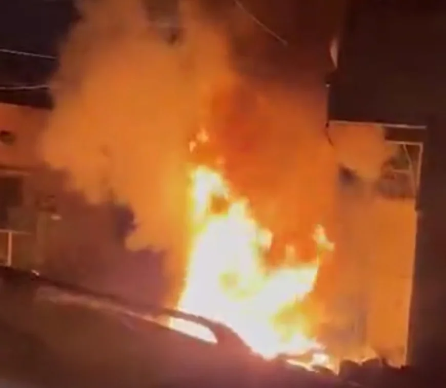 कोटा में देर रात ट्रांसफॉर्मर में लगी भीषण आग: कबाड़ गोदाम में फंसे 15 लोग, फायर ब्रिगेड की त्वरित कार्रवाई से टला बड़ा हादसा