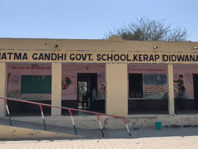 अच्छे नंबर लाने पर छात्राओं को मिला खास इनाम, प्रिंसिपल ने करवाई हेलिकॉप्टर की सैर