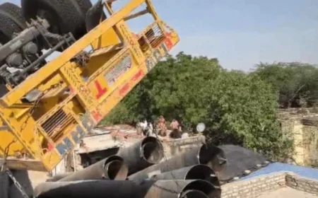 लोहे के पाइपों से भरा ट्रेलर पलटा, मकानों पर गिरा: सांगोद से कोटा जाते हुए बैलेंस बिगड़ा, ड्राइवर फरार; दो घायल