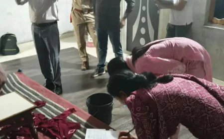 फंदे से लटकी मां-बेटी, रस्सी टूटने से बेटा बचा: ग्रीन कॉरिडोर बनाकर अस्पताल पहुंचाया, पशु खरीदने दूसरे शहर गया था पति