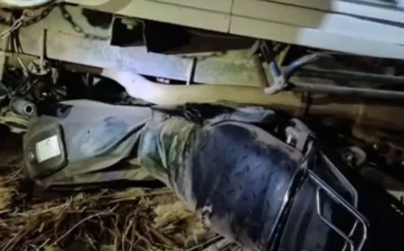 बांसवाड़ा में दर्दनाक सड़क हादसा: पिकअप ने बाइक सवार युवक को कुचल दिया, मौके पर मौत; पत्नी और डेढ़ साल के बच्चे की जान बाल-बाल बची