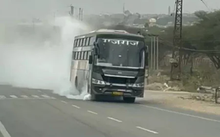 जैसलमेर से दिल्ली जा रही बस में अचानक लगी आग, 500 मीटर तक धुएं के साथ दौड़ी – समय रहते रोकी गई, कोई हताहत नहीं