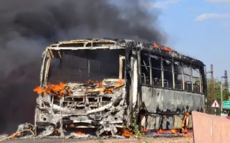 तेज रफ्तार बस ने बाइक सवार को कुचला, गुस्साई भीड़ ने बस को लगाई आग