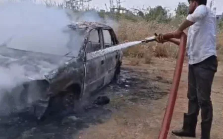 पेट्रोल पंप के सामने खड़ी कार में लगी आग, जिंदा जला व्यापारी: सीट पीछे कर लेटा था, एक दरवाजा खुला मिला