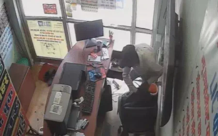 भाजपा नेता की दुकान का ताला तोड़कर लाखों की चोरी, CCTV में कैद हुई वारदात
