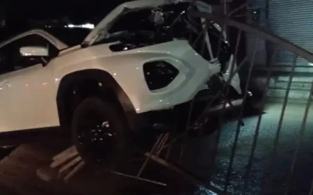 डिवाइडर की रेलिंग में घुसी कार: सरियों में फंसकर हवा में लटकी, एयरबैग खुलने से ड्राइवर की जान बची