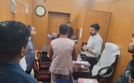 “अचानक दफ्तर पहुंचते ही बदला माहौल… कलेक्टर के निरीक्षण में सामने आईं कई चौंकाने वाली बातें, क्या है पूरा मामला?”