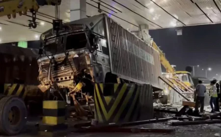 “हाइवे पर आधी रात का खौफनाक मंजर! टोल पर खड़ी कार बनी निशाना, टक्कर के बाद मचा हड़कंप”