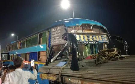 जयपुर-दिल्ली हाईवे पर खड़े ट्रेलर में घुसी स्लीपर बस, 2 की मौत; 16 यात्री घायल