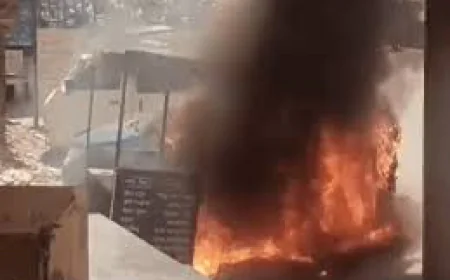 सड़क किनारे खड़ी कार… अचानक उठा धुआं, फिर आग ने लिया ऐसा रुख कि देखते ही देखते मच गया हड़कंप!