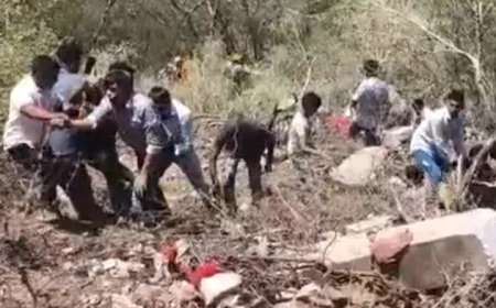 खुशियों का सफर बना हादसा पुष्कर घाटी में बस पलटी, महिलाओं समेत कई घायल, मचा हड़कंप!