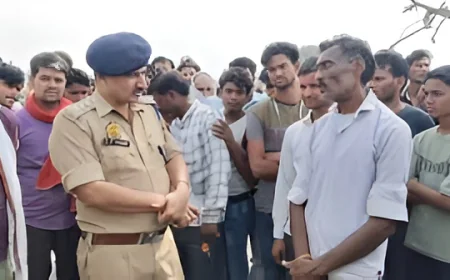 सड़क पर खड़े थे दोनों… फिर अचानक डंपर के सामने क्यों आ गए? कौशांबी हादसे का रहस्य गहराया”