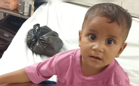 एक पल में सब खत्म… गोद में खेल रही मासूम के साथ ऐसा क्या हुआ कि छा गया मातम?