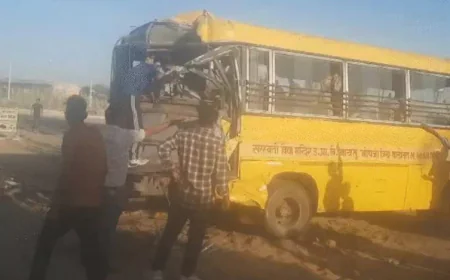 स्कूल बस को 50 फीट तक घसीटता ले गया ट्रक: 14 वर्षीय बच्चे की मौत, 20 से ज्यादा घायल; सीटों के नीचे फंसे मासूमों को JCB से निकाला