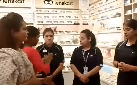 लेंसकार्ट में मचा बवाल… स्टोर्स में घुसे प्रदर्शनकारी, कर्मचारियों को पहनाया तिलक-कलावा, जानिए पूरा मामला