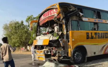 ट्रैवल्स बस की टक्कर से स्कूली वैन क्षतिग्रस्त, 35 बच्चों में मची अफरा-तफरी; 3 घायल, एक को सांचौर रेफर