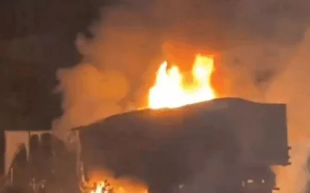 डंपर-बोलेरो की भीषण टक्कर में 3 बाराती जिंदा जले, 5 गंभीर: NH-709 बना ‘डेथ जोन’, 45 मिनट देर से पहुंची मदद