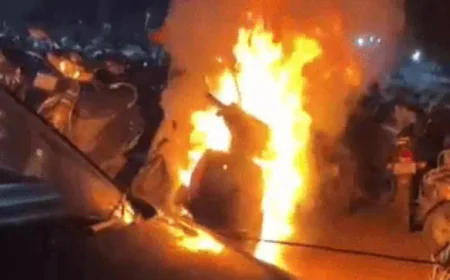 अजमेर रेलवे स्टेशन की पार्किंग में इलेक्ट्रिक स्कूटी में लगी भीषण आग, शॉर्ट सर्किट से हादसा