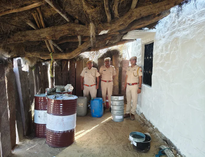 अवैध एमडीएमए फैक्ट्री का भंडाफोड़: ‘ऑपरेशन विभाजन’ के तहत बड़ी कार्रवाई, पिता-पुत्र गिरफ्तार