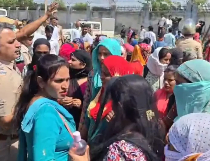 भिवाड़ी में अचानक मचा बवाल: नोएडा के बाद यहां भी सड़क पर उतरे श्रमिक, पुलिस से हुई तीखी झड़प… क्या है असली वजह?