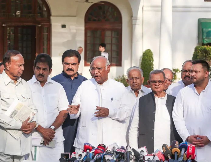 महिला आरक्षण पर सियासी घमासान, खरगे ने ऐसा क्या कहा जिससे बढ़ गया विवाद? जानिए पूरा मामला