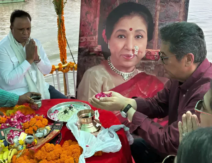 आखिर क्या थी आशा भोसले की वो आखिरी इच्छा, जिसे सुनकर परिवार ने चुना काशी… गंगा किनारे हुआ भावुक अस्थि विसर्जन