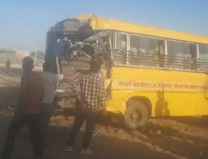 स्कूल बस को 50 फीट तक घसीटता ले गया ट्रक: 14 वर्षीय बच्चे की मौत, 20 से ज्यादा घायल; सीटों के नीचे फंसे मासूमों को JCB से निकाला