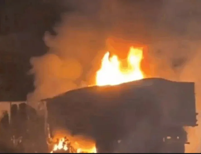 डंपर-बोलेरो की भीषण टक्कर में 3 बाराती जिंदा जले, 5 गंभीर: NH-709 बना ‘डेथ जोन’, 45 मिनट देर से पहुंची मदद