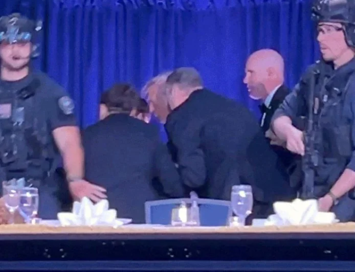 वॉशिंगटन डिनर में फायरिंग का हड़कंप! ट्रम्प को सुरक्षित निकाला गया, मेहमान टेबल के नीचे छिपे.