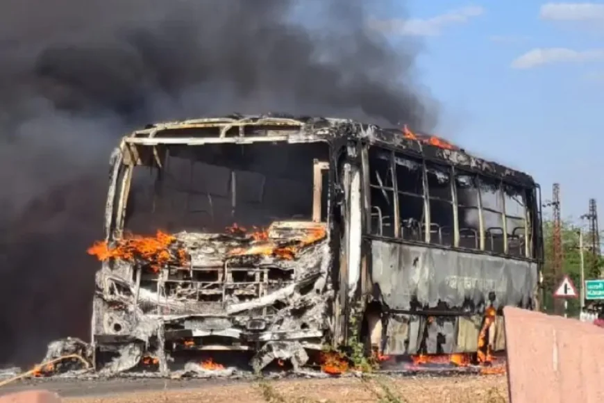 तेज रफ्तार बस ने बाइक सवार को कुचला, गुस्साई भीड़ ने बस को लगाई आग