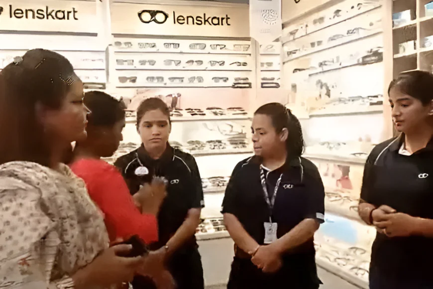 लेंसकार्ट में मचा बवाल… स्टोर्स में घुसे प्रदर्शनकारी, कर्मचारियों को पहनाया तिलक-कलावा, जानिए पूरा मामला