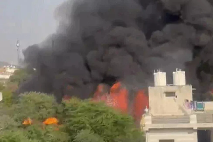 नीमराना में अवैध कबाड़ गोदाम में भीषण आग: परफ्यूम के केमिकल से भड़की लपटें, 4 जिंदा जले, धमाकों से दहला इलाका