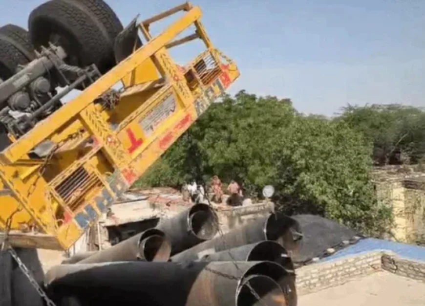 लोहे के पाइपों से भरा ट्रेलर पलटा, मकानों पर गिरा: सांगोद से कोटा जाते हुए बैलेंस बिगड़ा, ड्राइवर फरार; दो घायल