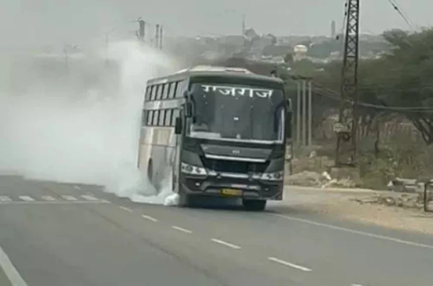 जैसलमेर से दिल्ली जा रही बस में अचानक लगी आग, 500 मीटर तक धुएं के साथ दौड़ी – समय रहते रोकी गई, कोई हताहत नहीं