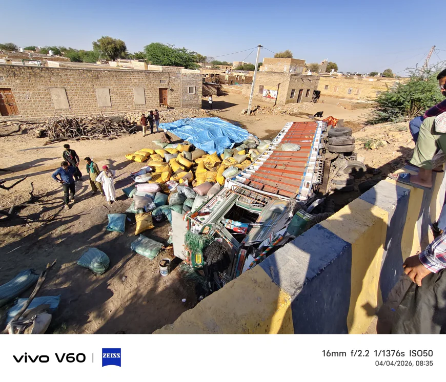 जीरे से भरी हुई गाड़ी पलटी, जैसलमेर के डाबला गांव के पास सड़क दुर्घटना