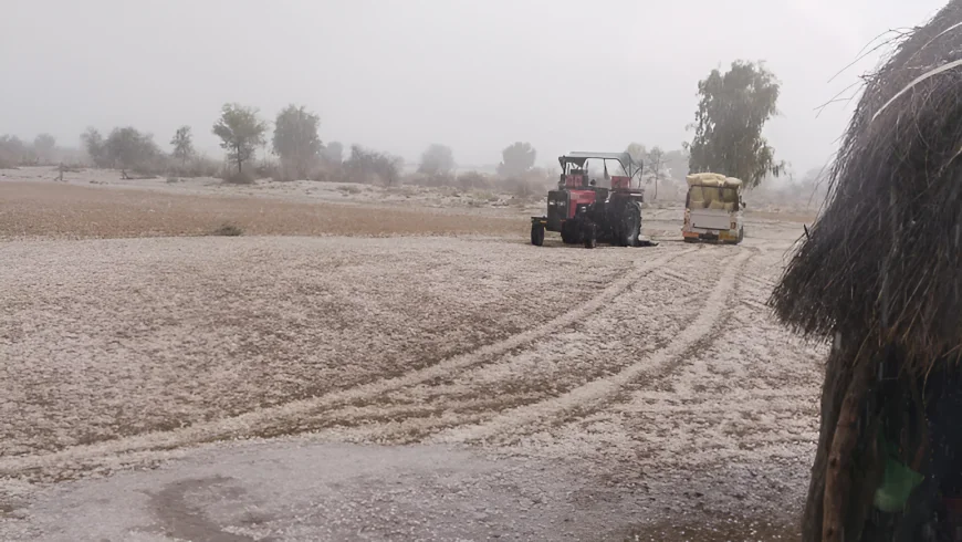 "अप्रैल की तपिश में अचानक मची तबाही... आसमान से गिरी ऐसी आफत कि पल भर में सफेद हो गई धरती!"