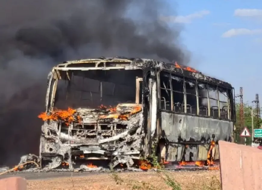 तेज रफ्तार बस ने बाइक सवार को कुचला, गुस्साई भीड़ ने बस को लगाई आग