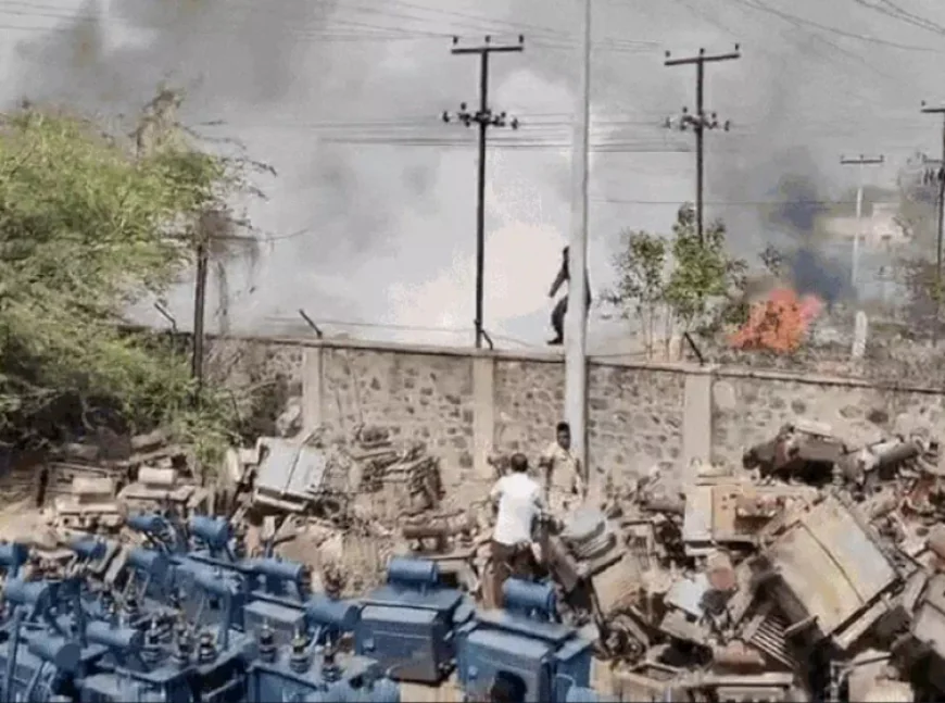 बाड़मेर डिस्कॉम स्टोर में भीषण आग, मीटर-कैबल समेत सामान जलकर राख; 3 फायर ब्रिगेड ने 2 घंटे में पाया काबू